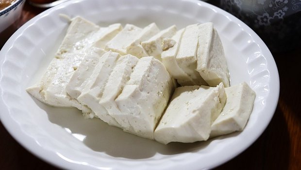 Tofu nature hat einen schwachen Eigengeschmack und kann daher mi Gewürzen und Marinaden ganz unterschiedlich zubereitet werden. (Bild Pixabay)