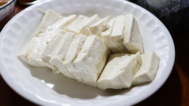 Fünf Hinweise zu Bio-Tofu vom eigenen Hof Tofu nature hat einen schwachen Eigengeschmack und kann daher mi Gewürzen und Marinaden ganz unterschiedlich zubereitet werden. (Bild Pixabay)