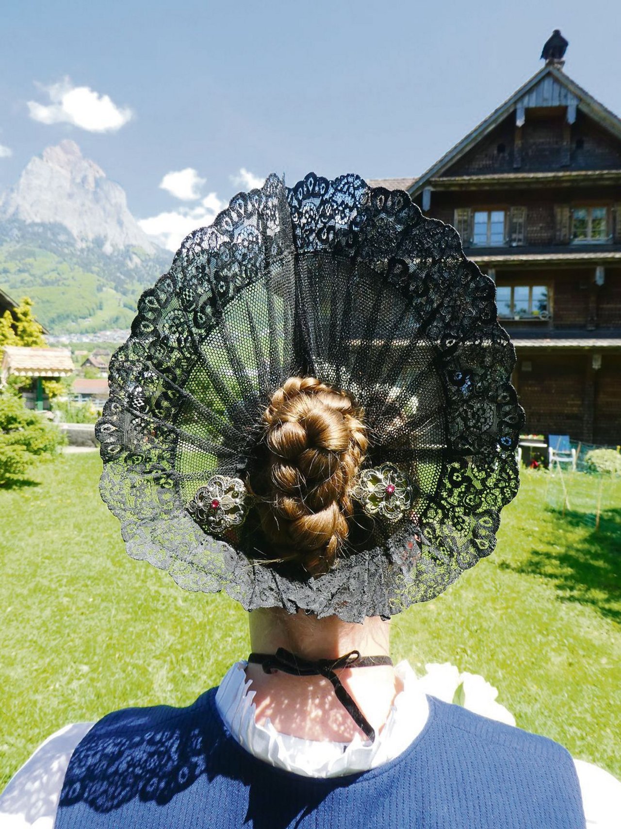 Die Ledigen-Haube auf dem Foto von Alice Anderrüthi aus Schwyz wirkt in Kombination mit kunstvoll geflochtenem Haar ​noch schöner.