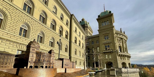 Das Bundeshaus-Modell im Massstab 1:130 für Blinde und Sehbehinderte vor dem Original-Bundeshaus.