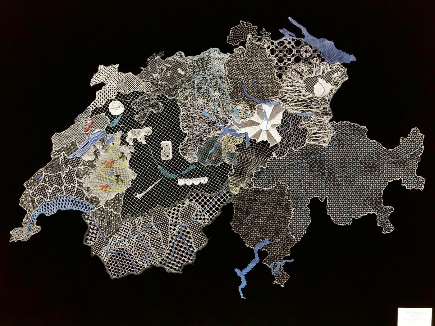 Dieses Wandbild "Schweiz" ist eine Gemeinschaftsarbeit der Vereinigung Schweizerischer Spitzenmacherinnen VSS und kann derzeit an der Olma besichtigt werden. (Bild stü)