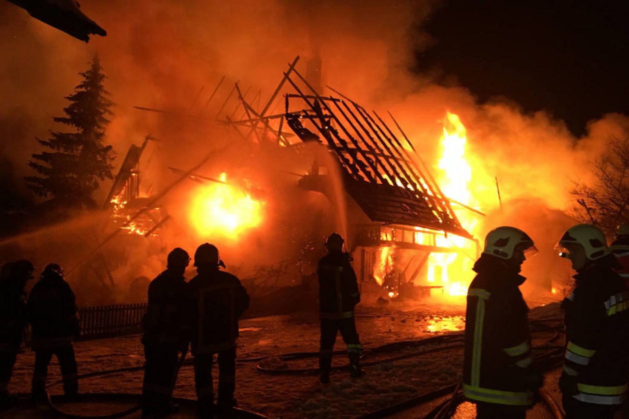 Es konnte nicht verhindert werden, dass das Bauernhaus komplett niederbrannte. (Bild: Kantonspolizei Bern)