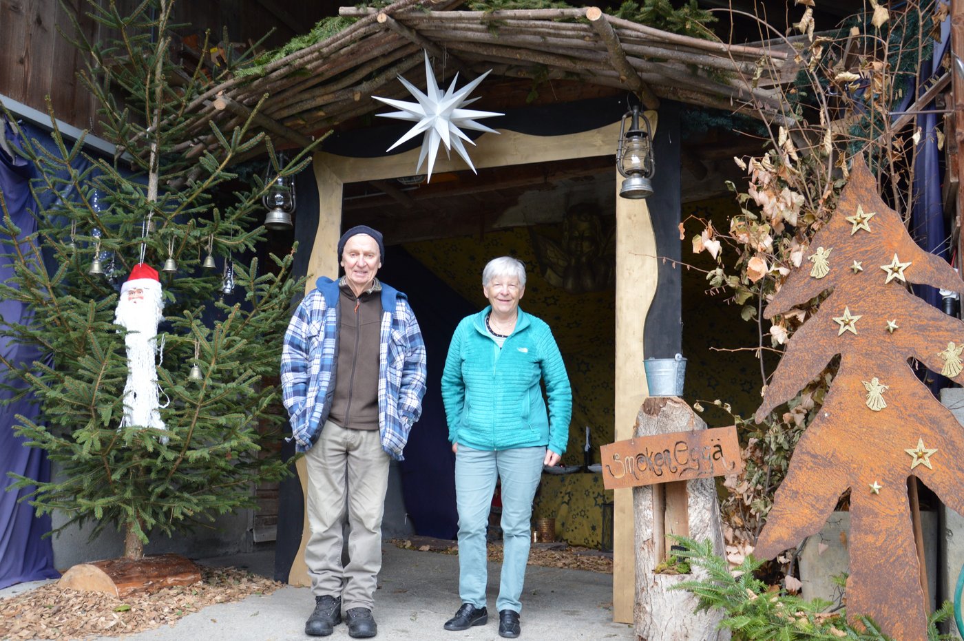 Toni und Elisabeth Müller beim Eingang zur Krippe im Stall im Rüteli, Kaltbrunn.