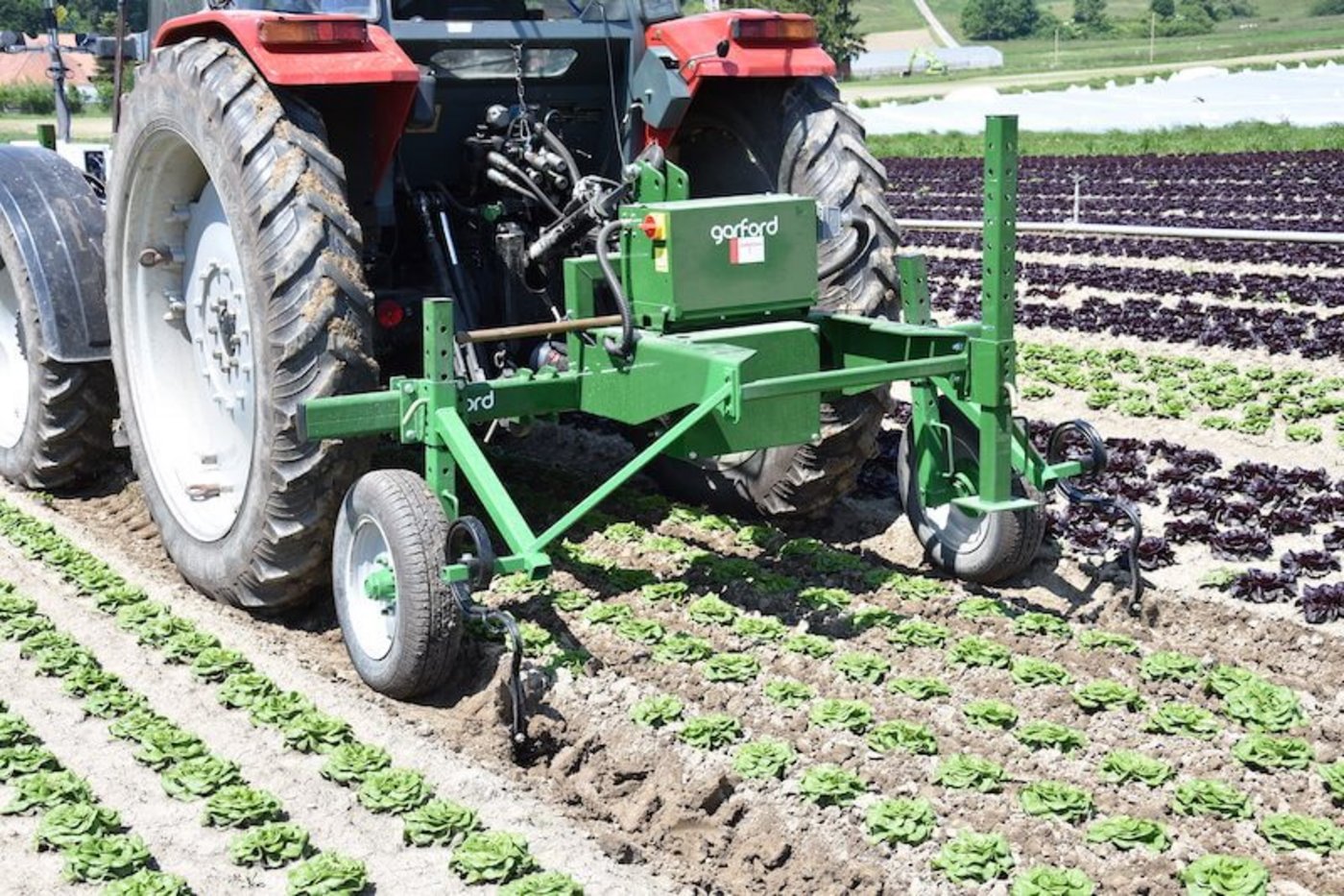 Der Jätroboter wird elektrisch angetrieben mit einem Stromaggregat, das an die Heckhydraulik angekuppelt wird.