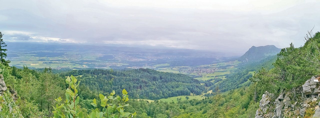 Die Bettlerchuchi auf dem Weg zur Hinteren Schmiedenmattbietet den Besuchern einen einzigartigen Ausblick über das Mittelland bis zu den Alpen. (Bild Simone Barth)