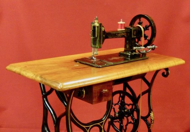 Die Rebsamen Nr. 1 ist die älteste Nähmaschine der Schweiz. Zu bestaunen gibt es sie im Nähmaschinen-Museum in Dürnten ZH. (Bild zVg)