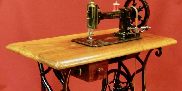 Die Rebsamen Nr. 1 ist die älteste Nähmaschine der Schweiz. Zu bestaunen gibt es sie im Nähmaschinen-Museum in Dürnten ZH. (Bild zVg)