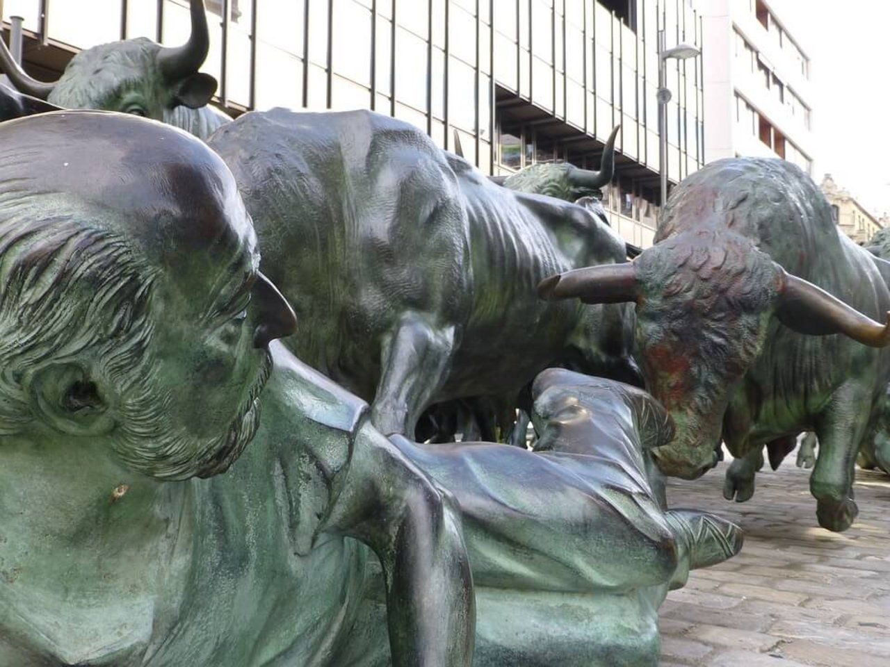 Stierhatz ist gefährlich, wie diese Statue in Pamplona, Spanien zeigt. (Bild Pixabay)
