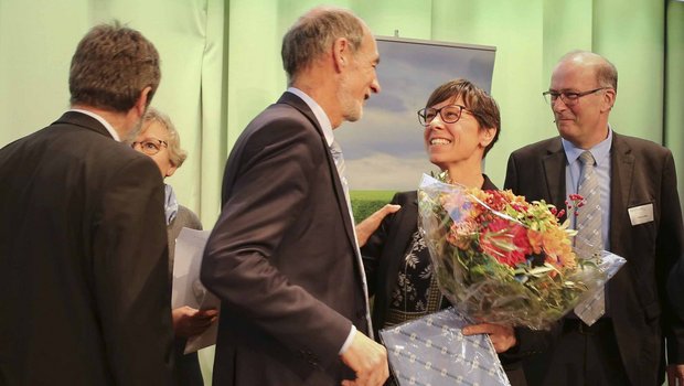 Jacques Bourgeois gratuliert Anne Challandes Der abtretende Direktor des Schweizer Bauernverbandes, Jacques Bourgeois, gratuliert Anne Challandes zur Wahl in den Vorstand. (Bild mg) 