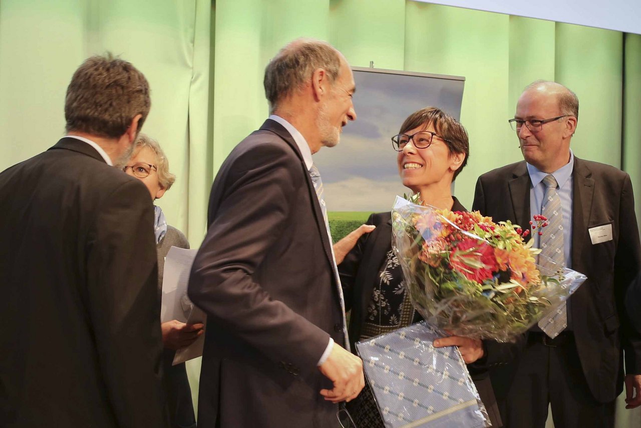 Jacques Bourgeois gratuliert Anne Challandes Der abtretende Direktor des Schweizer Bauernverbandes, Jacques Bourgeois, gratuliert Anne Challandes zur Wahl in den Vorstand. (Bild mg) 
