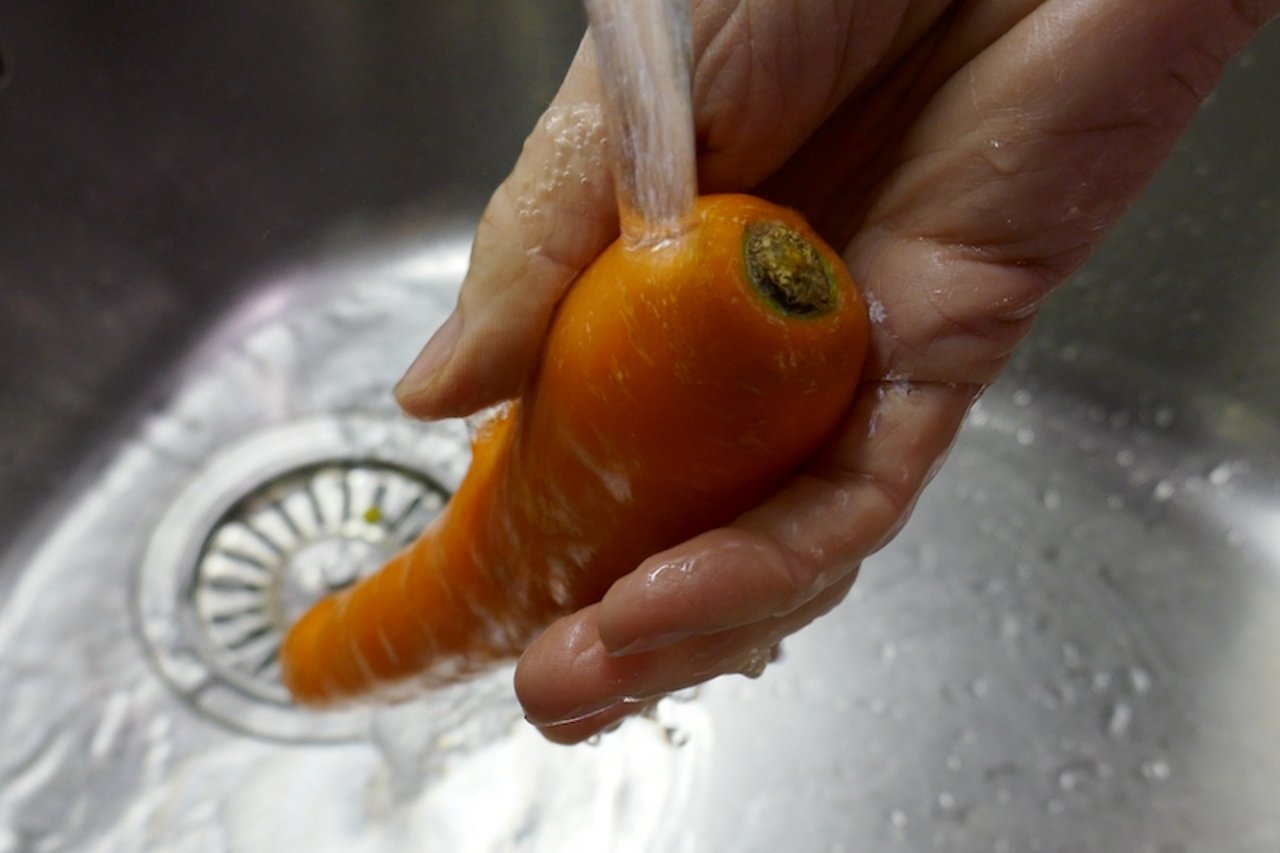 Um vor allem die wasserlöslichen Vitamine und Nährstoffe zu schonen, Gemüse und Früchte immer ungeschält und ganz waschen. 