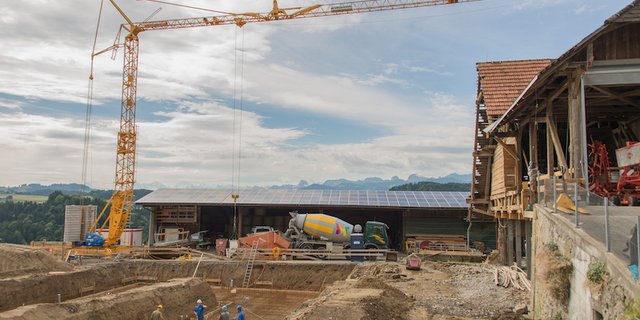 Bei Investitionen wird oft das Eigengut der Bäuerin sowie das gesamte, gemeinsame Ersparte der Familie eingesetzt. (Symbolbild BauZ)