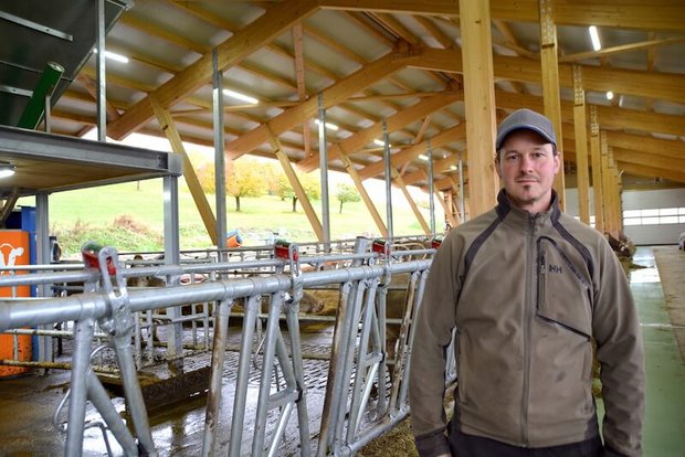 Der Zuger Milchbauer Bruno Murer im neuen Stall: Platz hat es für 35 Kühe und einen Stier. (Bilder Armin Emmenegger)