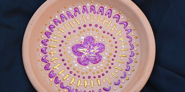 Basteln mit Kindern: Mandala in Tonuntersetzeer (Foto: Pia Bertsch)