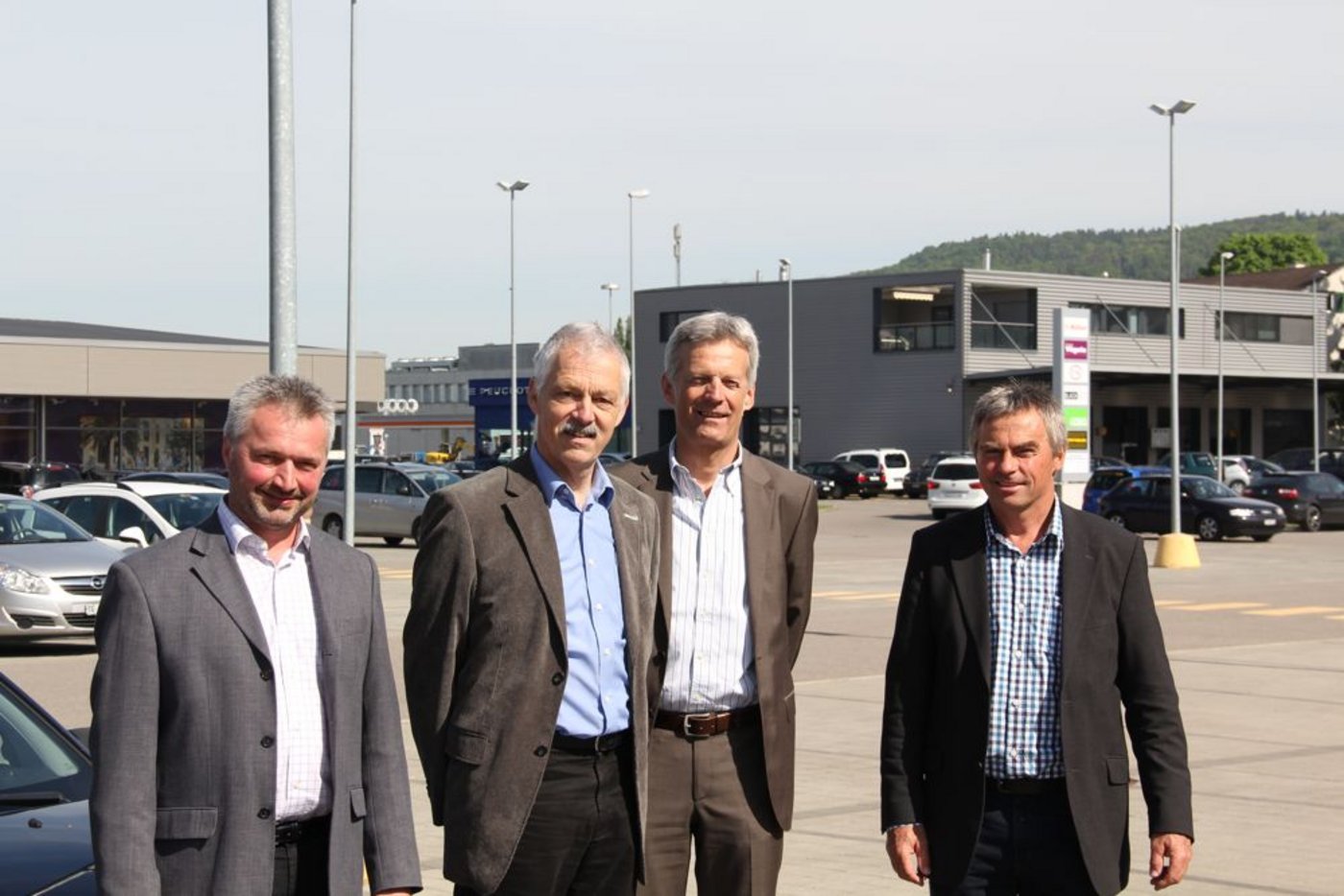 Die Initianten für eine intakte Thurgauer Kulturlandschaft lassen sich auf ehemaligem Landwirtschaftsland an der Peripherie von Weinfelden  fotografieren (v. l. n. r.):  Andreas Guhl, Toni Kappeler, Alex Frei und Josef Gemperle. (Bild Christian Weber)