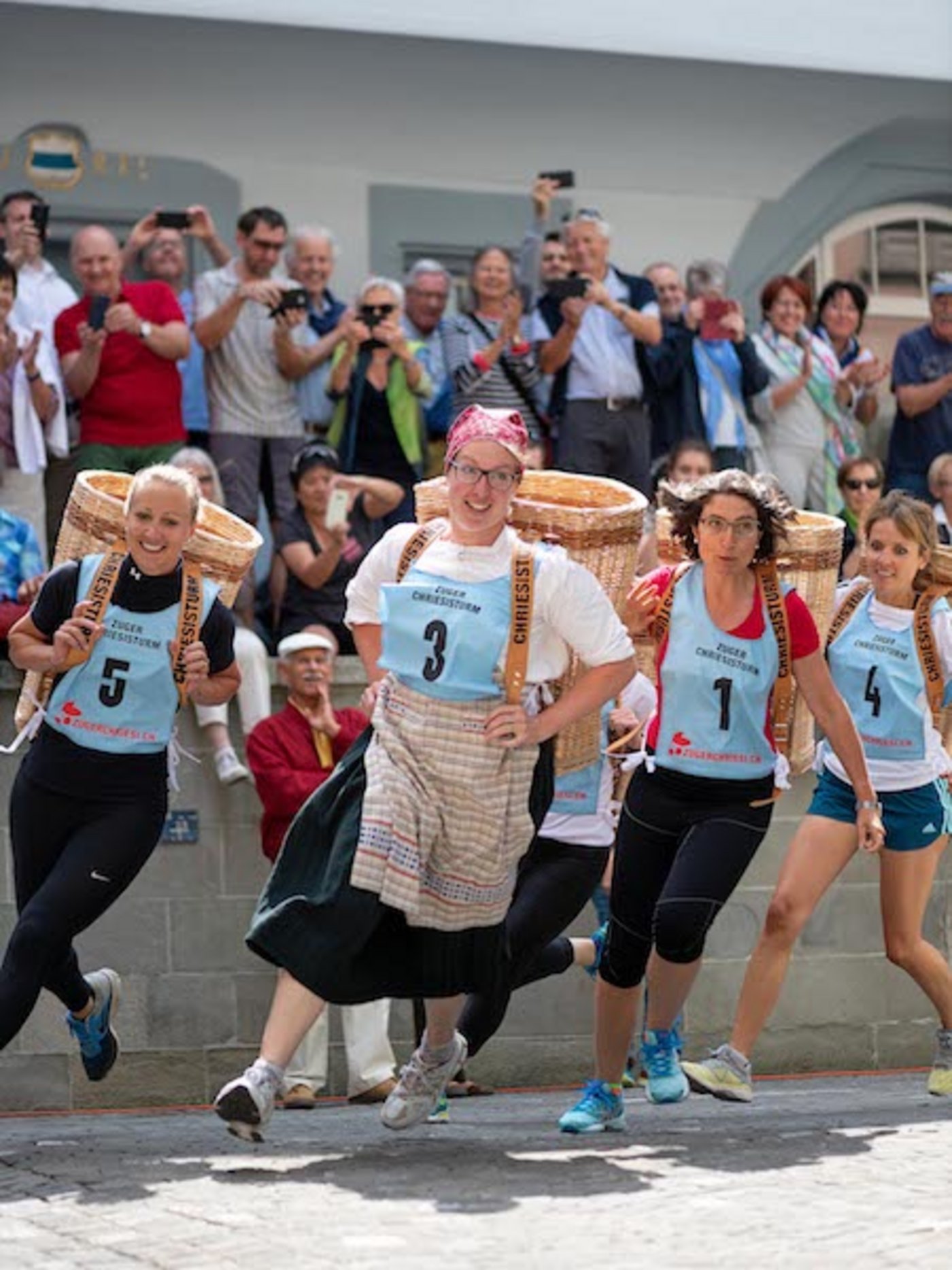 Die Frauen rennen mit handgeflochtenen Chriesihutten durch die Altstadt.