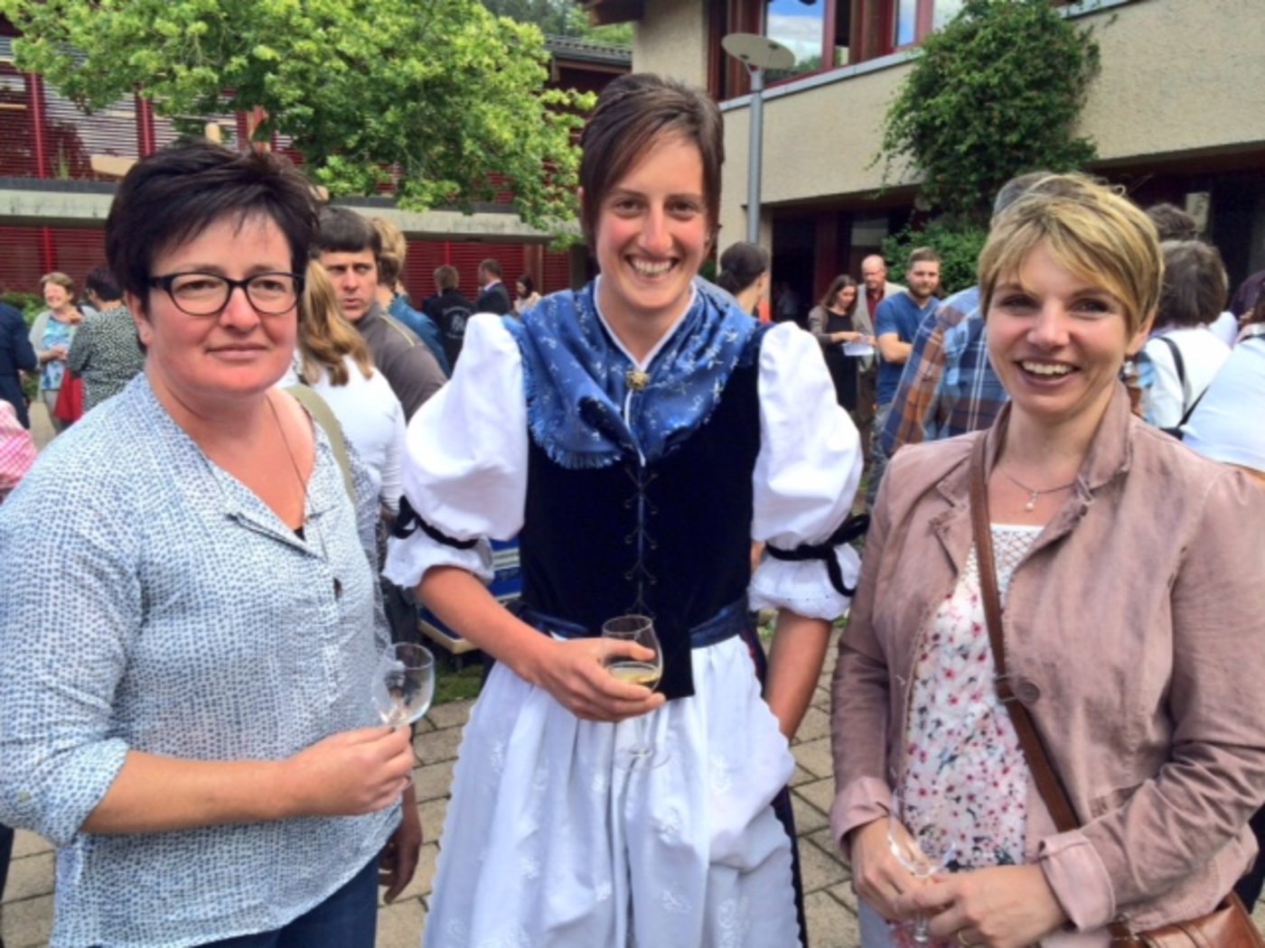 Auch Eltern und Familie waren geladen: Nicole von Rotz aus Kerns mit Mutter Pia (l.) und Lehrmeisterin Erika Arnold. (Bild akr)