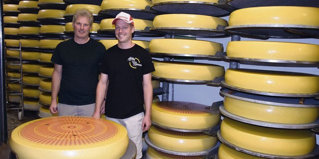 Andreas Schaad (links), Präsident der Käsereigenossenschaft Thörigen, und der Käser Lukas Känel im Käsekeller. Beide schauen für ihren Emmentaler AOP optimistisch  in die Zukunft.  