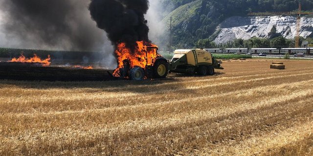 Bei staubintensiven Arbeiten wie dem Ballenpressen besteht erhöhte Brandgefahr. (Bild Kapo GR)