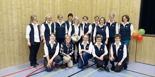 Die abtretenden und neuen Vorstandsfrauen der Zuger Bäuerinnen. Kniend rechts im Bild die neue Präsidentin, Regula Iten.