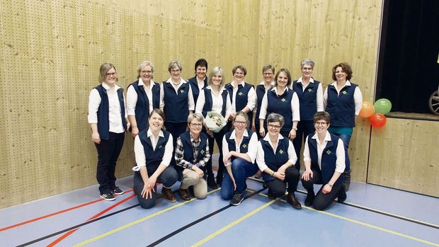 Die abtretenden und Die abtretenden und neuen Vorstandsfrauen der Zuger Bäuerinnen. Kniend rechts im Bild die neue Präsidentin, Regula Iten.