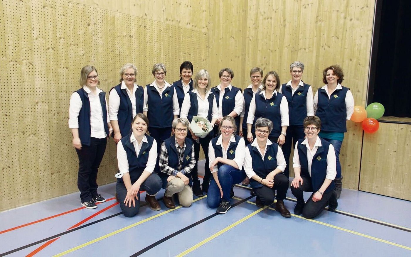 Die abtretenden und neuen Vorstandsfrauen der Zuger Bäuerinnen. Kniend rechts im Bild die neue Präsidentin, Regula Iten.