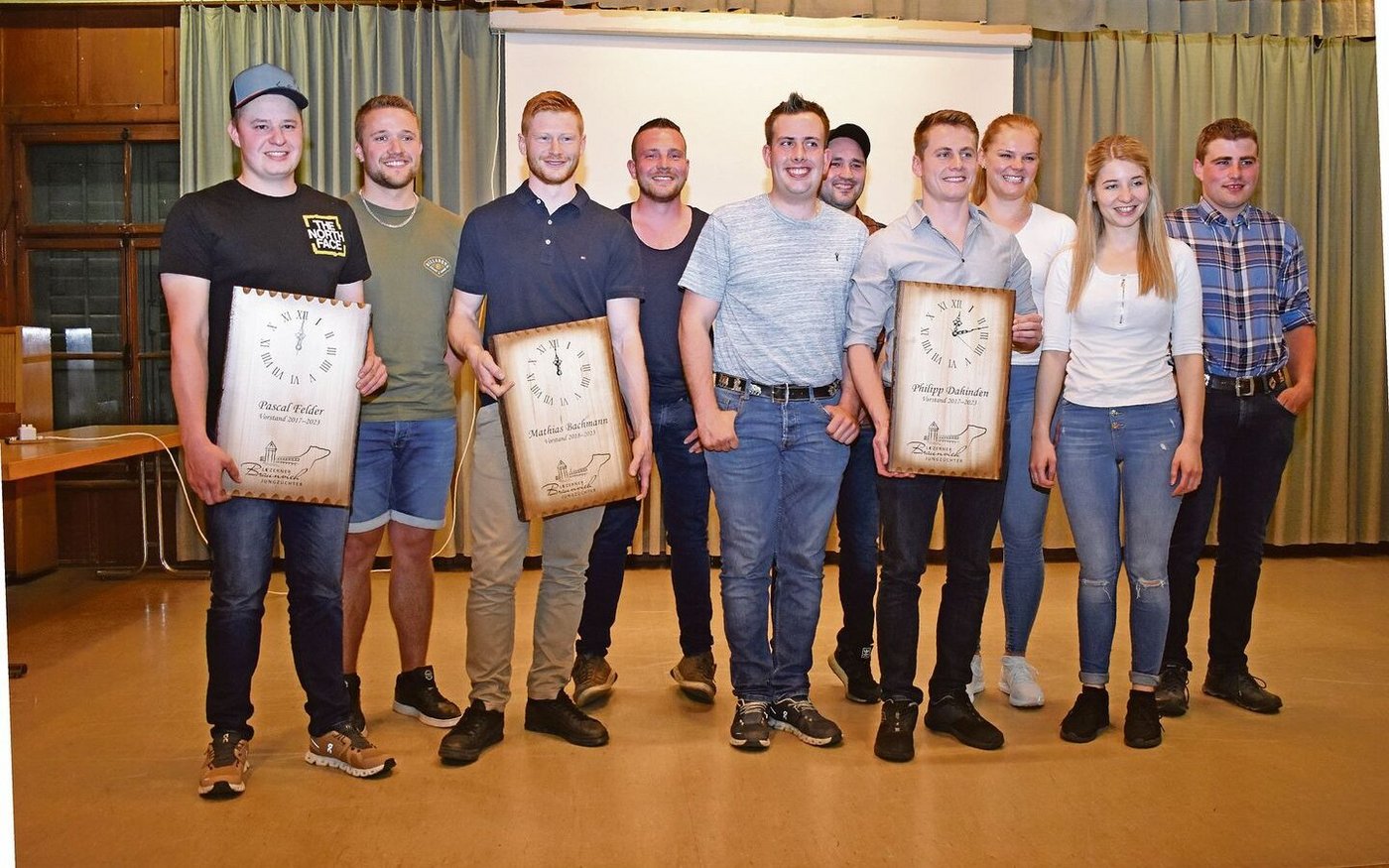 Alte und neue Vorstandsmitglieder mit Präsident Philipp Dahinden (4. v. r.) und Nachfolger Jonas Stocker (5. v. l).