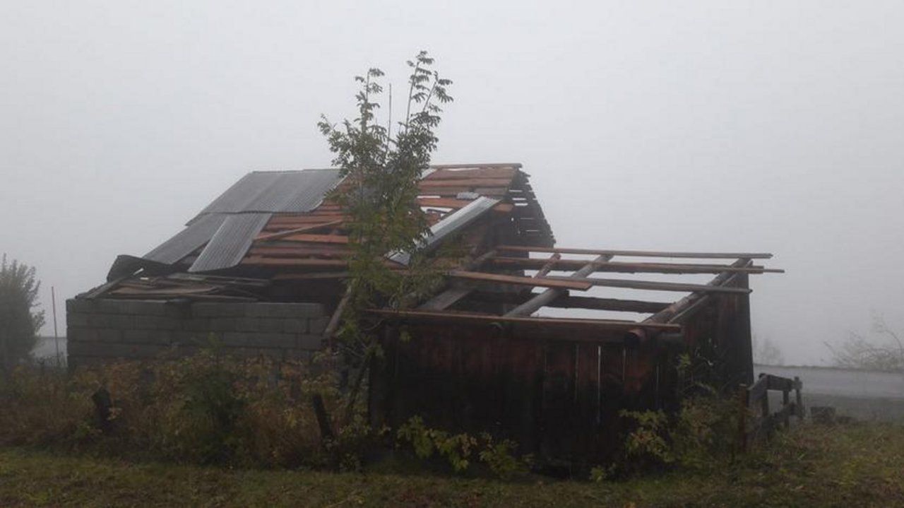 Der Wind deckte diese Hütte in Mund VS ab. (Bild Kapo VS)