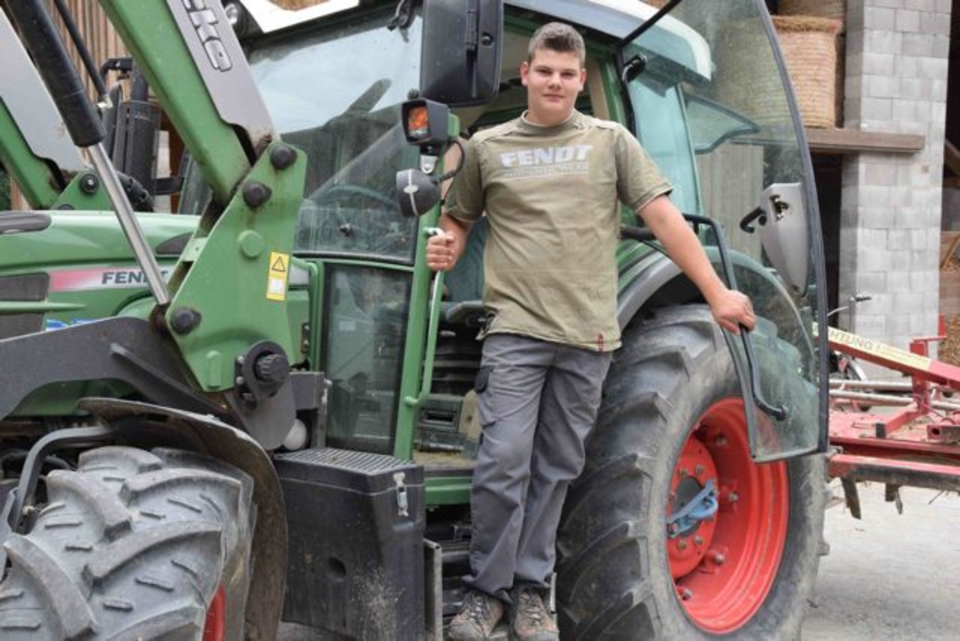 David Peter liebt es, in der Natur arbeiten zu können. Besonders gerne pflügt er mit dem Fendt-Traktor. (Bild Peter Fankhauser)