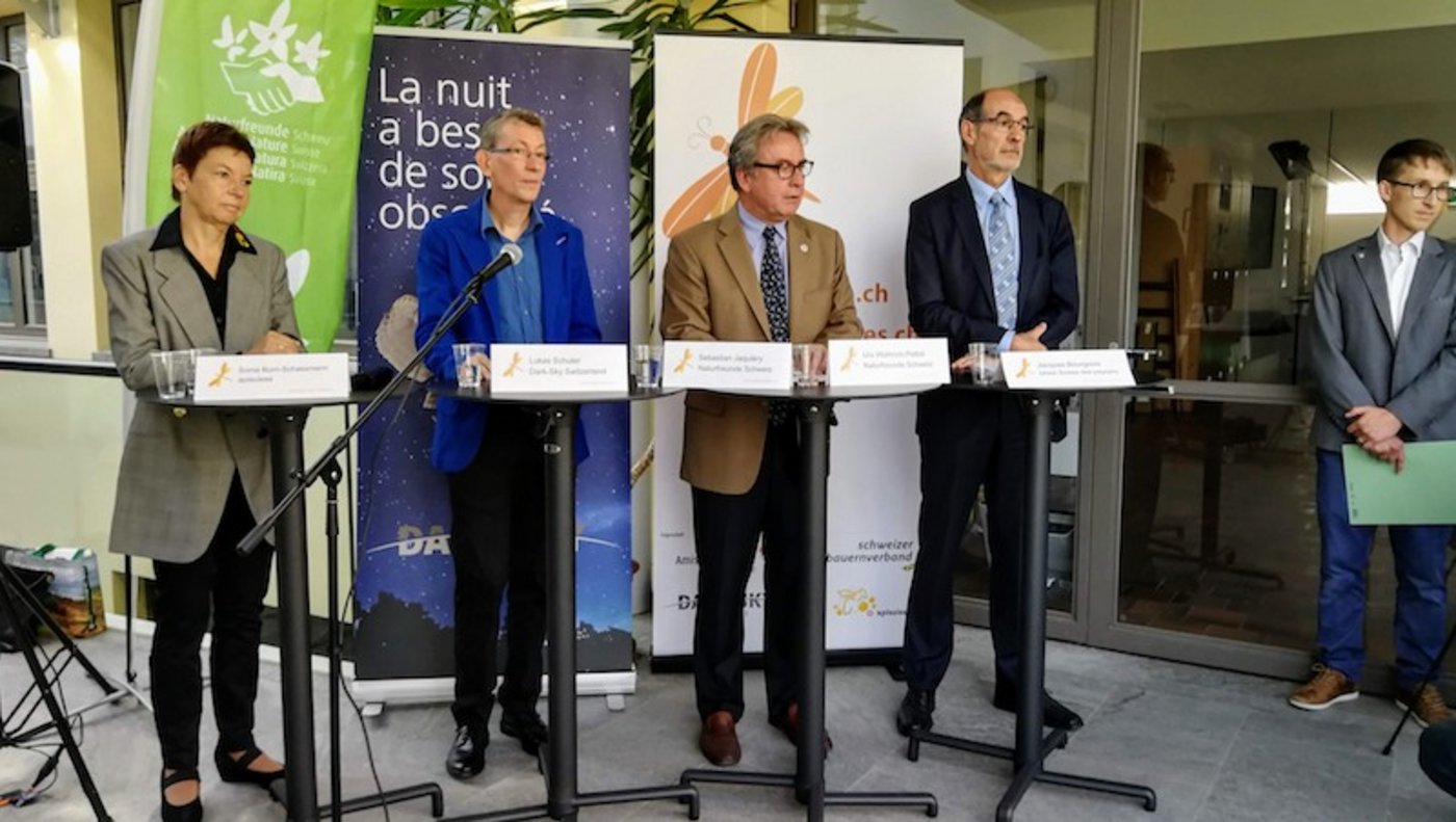 V.l.n.r.: Sonia Burri-Schmassmann (Präsidentin apisuisse), Lukas Schuler (Präsident Dark-Sky Switzerland), Urs Wüthrich-Pelloli (Präsident Naturfreunde Schweiz NFS), Jacques Bourgeois (Direktor Schweizer Bauernverband), Sebastian Jaquiéry (Vizepräsident Naturfreunde Schweiz NFS). (Bild sbu)