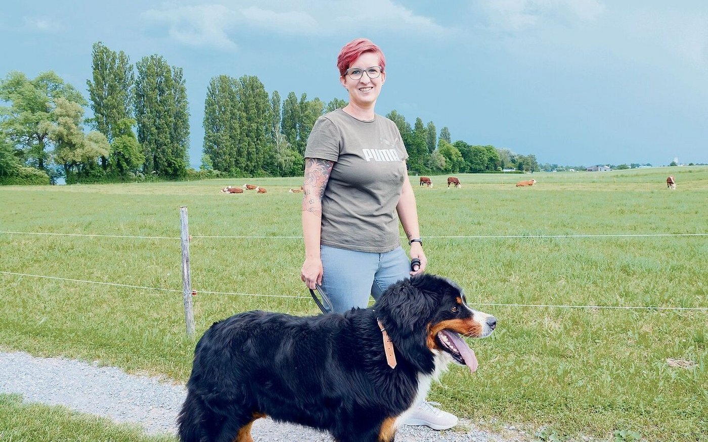 Cornelia Berger geniesst bei einem Spaziergang mit Hund Rocky die Ruhe vor dem Sturm: Nach der Covid-Zwangspause zieht der Agrotourismus wieder an.