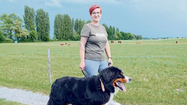 Cornelia Berger geniesst bei einem Spaziergang mit Hund Rocky die Ruhe vor dem Sturm: Nach der Covid-Zwangspause zieht der Agrotourismus wieder an.