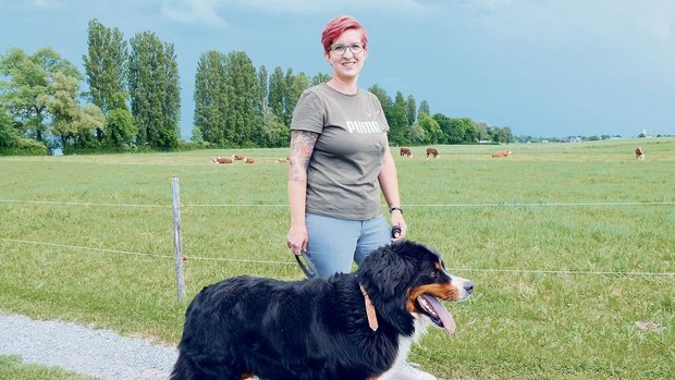 Cornelia Berger geni Cornelia Berger geniesst bei einem Spaziergang mit Hund Rocky die Ruhe vor dem Sturm: Nach der Covid-Zwangspause zieht der Agrotourismus wieder an.