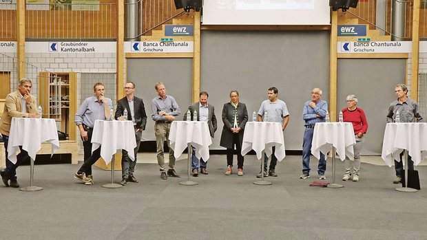 Noch stehen die Kand Noch stehen die Kandidierenden in den Startlöchern und hören den Einführungsreden zu. Dann aber entwickelt sich ein Feuerwerk an engagierten Voten und Diskussionen für eine zukunftsfähige Landwirtschaftspolitik.