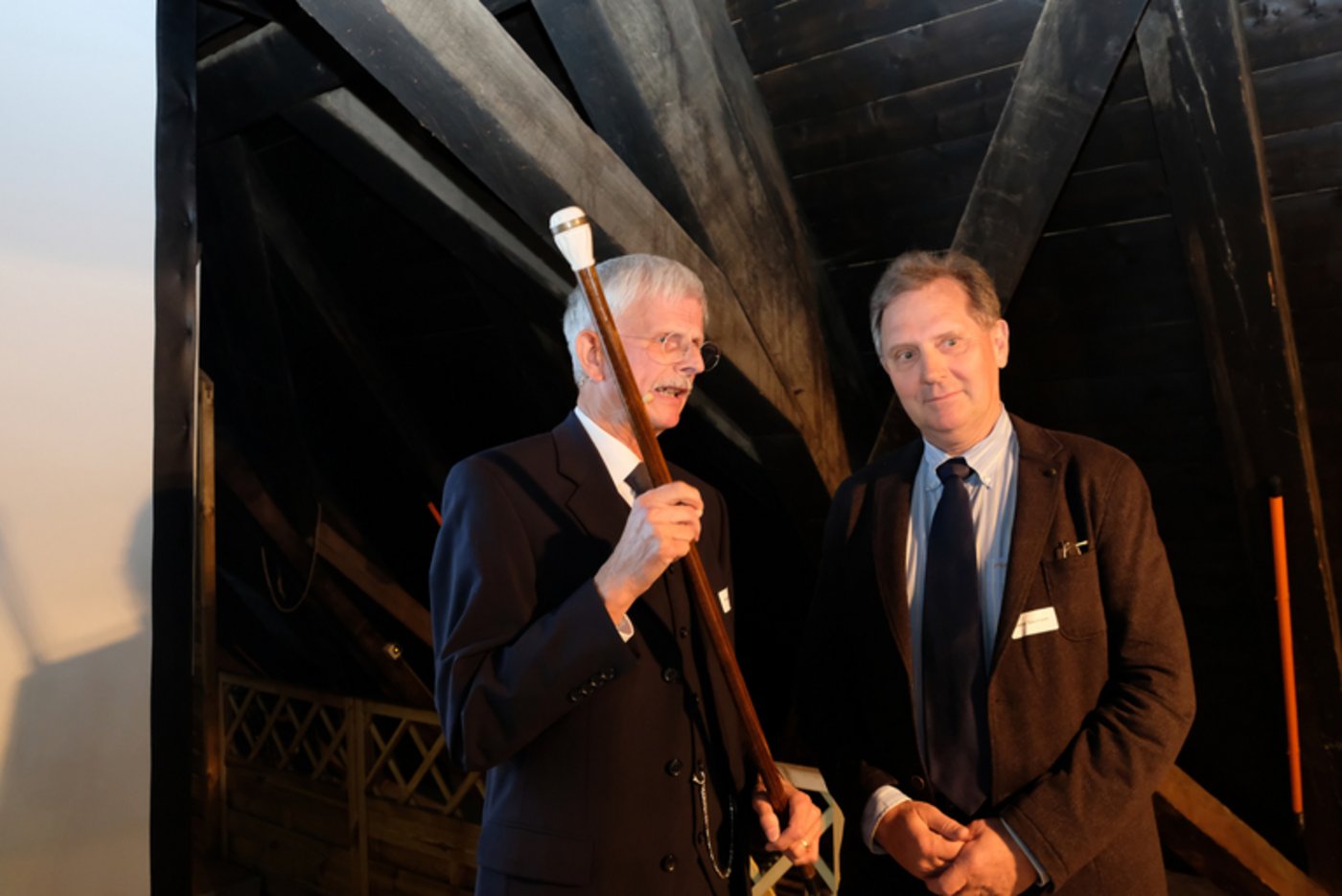 259. Mitgliederversammlung der OGG Bern vom 6. April 2019 in Bellelay. Simon Bichsel überreicht dem neuen OGG-Präsidenten, Peter Gäumann, symbolisch den Führungsstab. (Bild OGG Bern)