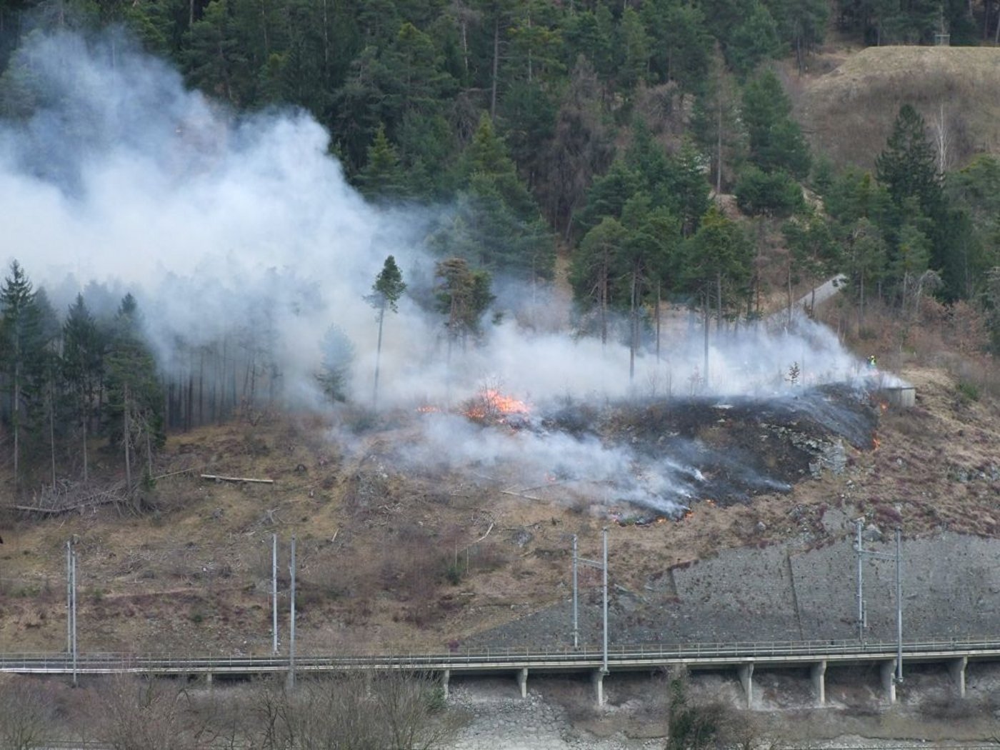 Der Brand wütete auf einer Fläche, die einem halben Fussballfeld entspricht. (Bild Kanstonspolizei Graubünden)