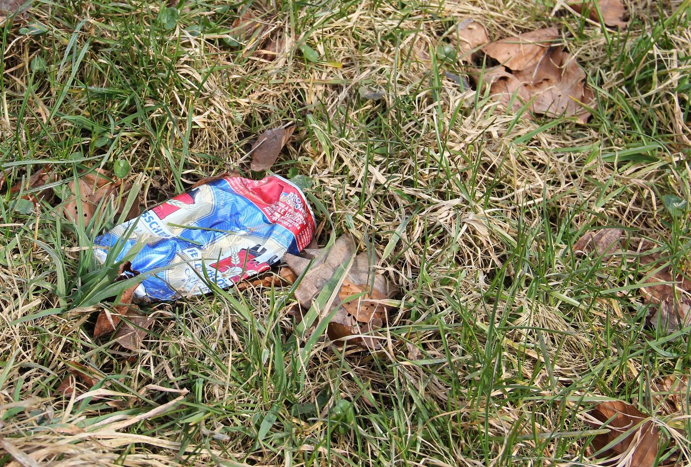 So soll es in Zukunft auf Schweizer Wiesen nicht mehr aussehen: Littering sei aber ein gesellschaftliches Problem und lasse sich nicht in einem Jahr beheben, so der SBV. (Bild: SBV)