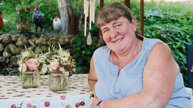 Christa Tschan-Meury Christa Tschan-Meury auf ihrem gemütlichen Sitzplatz. Die Blumendekoration auf dem Tisch haben die Bäuerinnen und Landfrauen Balsthal-Thal kreiert, für ihre GV 2022