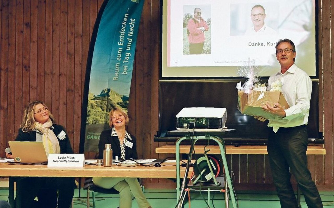 Kurt Stauffer verabschiedet sich aus dem Vorstand. Auch wenn Franziska Stucki-Oswald (links) und Lydia Plüss (Mitte) bei seinen Abschiedsworten lachen, bedauern sie den Entscheid. 