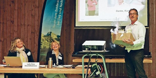 Kurt Stauffer verabschiedet sich aus dem Vorstand. Auch wenn Franziska Stucki-Oswald (links) und Lydia Plüss (Mitte) bei seinen Abschiedsworten lachen, bedauern sie den Entscheid. 