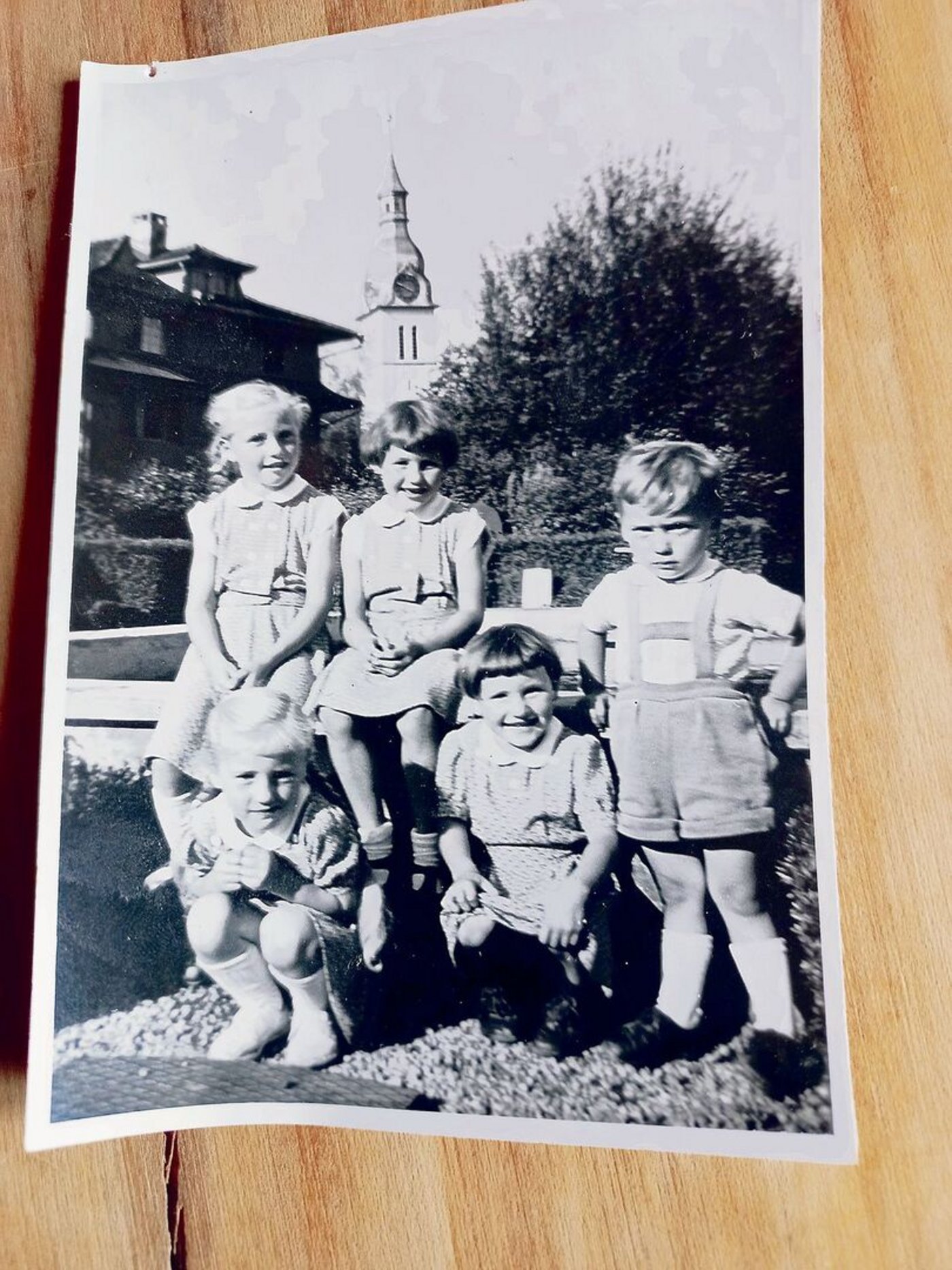 Seine vier Schwestern: Als der Deckel des Betonsilos niederknallte, rannten sie alle davon, ausser Franz (rechts).  