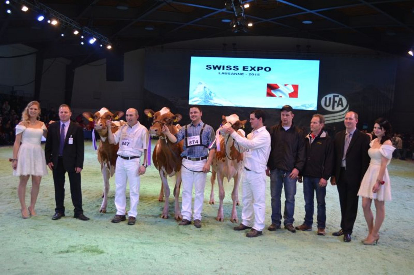Intermediate Champion (Mitte): Hirsbrunner Absolute Kelly, Gobeli Holsteins, Saanen /  Reserve Intermediate Champion (rechts): Kolly-JL Vincent Coucoula, Lionel und Jean-Louis Kolly, Pont-la-Ville /  Mention Honorable (links): Holst. Papaux Debonair Orelia, Comex Currat-Papaux-Piller, Les Ecasseys
