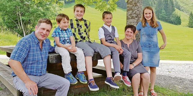 Marcel Schenk mit den Söhnen Jonathan, Elias, Noel, seiner Frau Kathrin und Tochter Rosaline. Der gelernte Metzger ist für die Direktvermarktung viel unterwegs (v. l. n. r.).