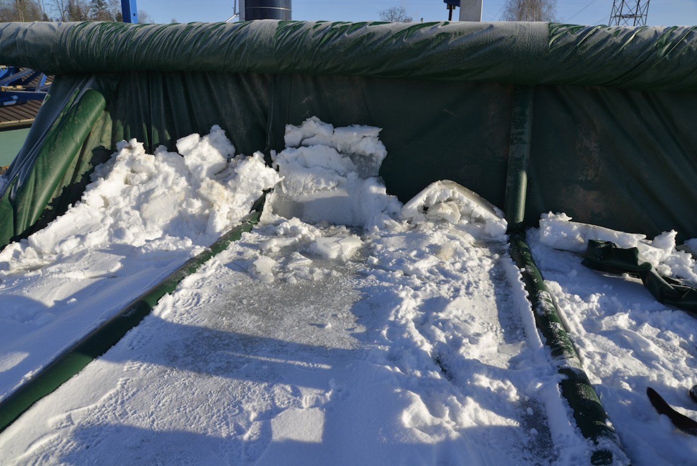 Trotz Schnee und Eis kann das Tuch gerollt werden.