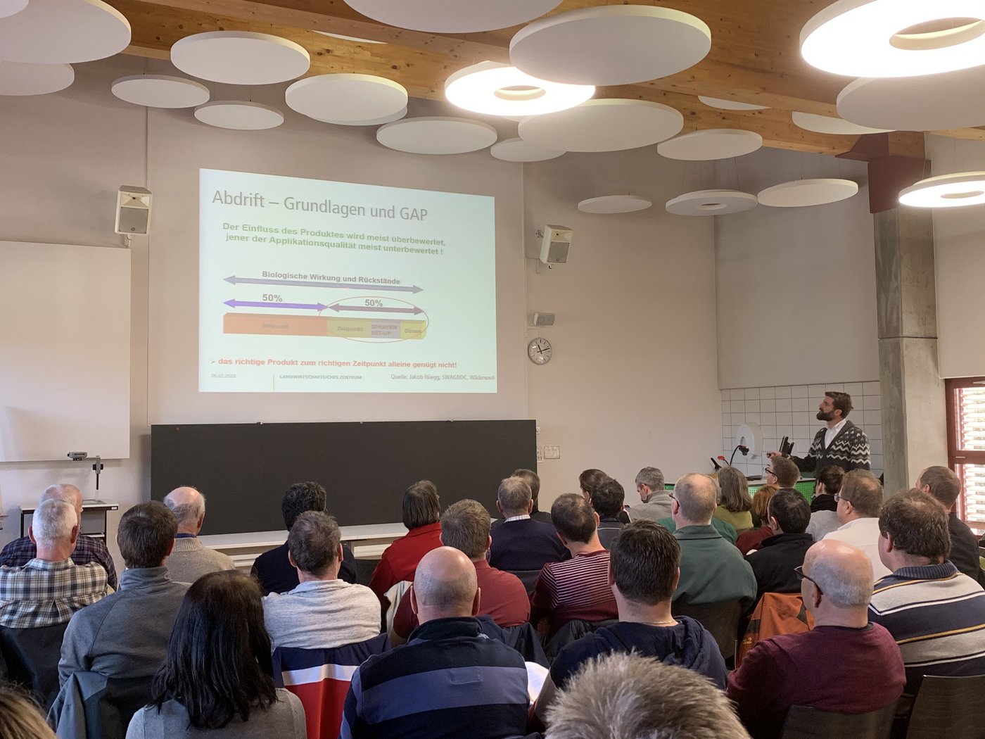 Die spannenden Informationen von Raphael Müller von Agricon zum baulichen Gewässerschutz sorgten für viel Interesse bei den Zuhörern am Liebegger Tag der Spezialkulturen.