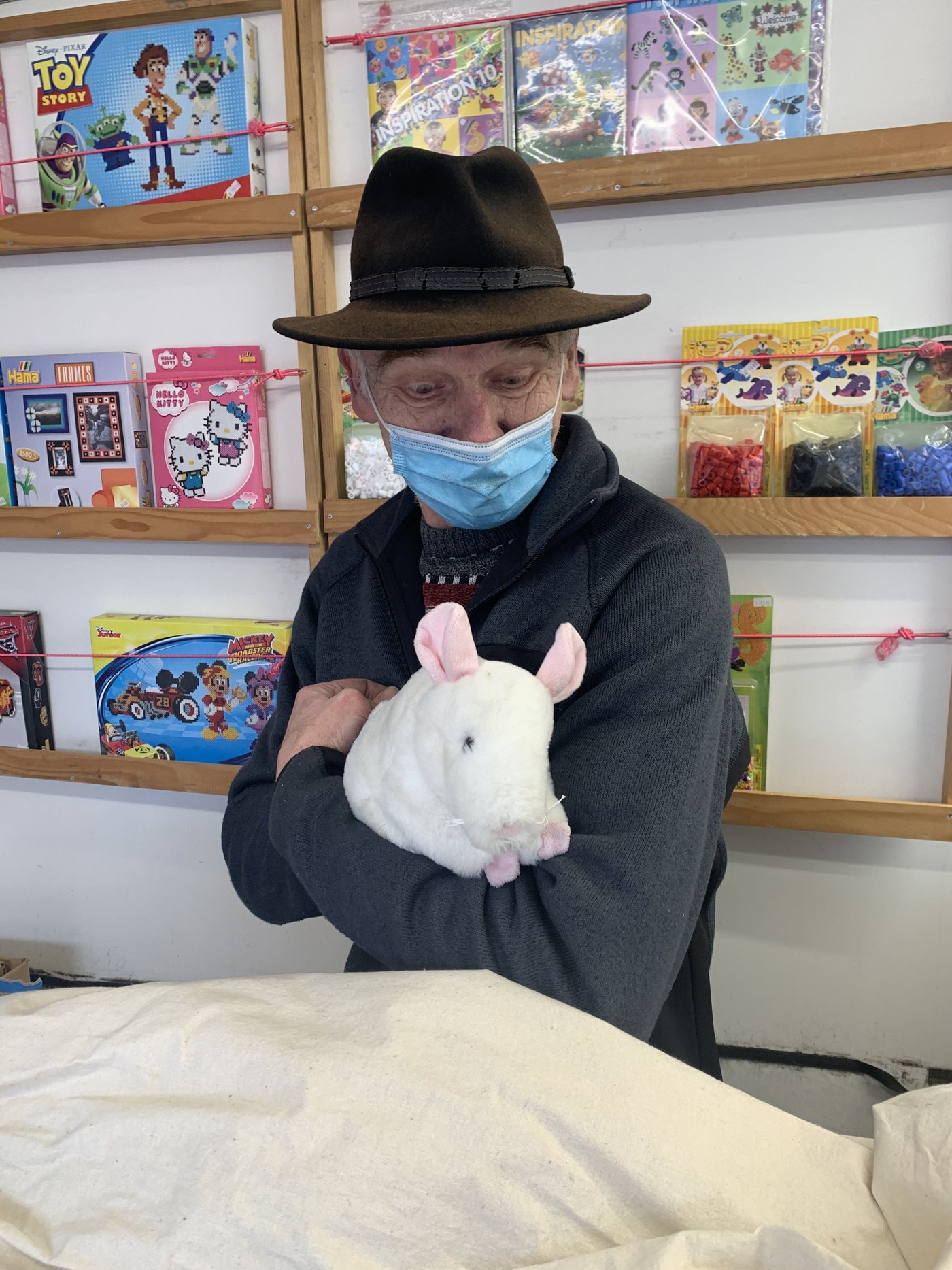 Den Humor hat der 64-jährige trotz Corona nicht verloren. (Bild gif)