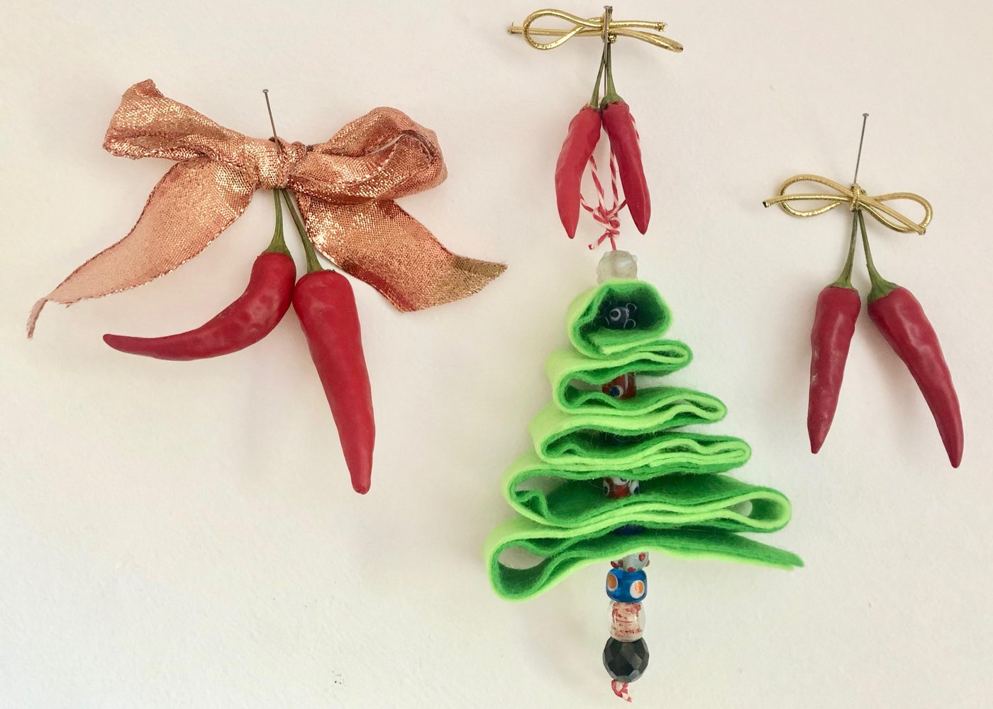 Selbstgemachter Weihnachtsschmuck: Filztannenbaum und Chilianhänger. (Bilder Esther Thalmann)