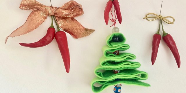 Selbstgemachter Weihnachtsschmuck: Filztannenbaum und Chilianhänger. (Bilder Esther Thalmann)