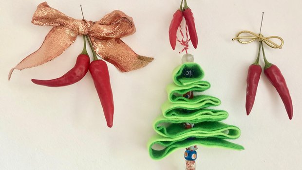 Selbstgemachter Weihnachtsschmuck: Filztannenbaum und Chilianhänger. (Bilder Esther Thalmann)