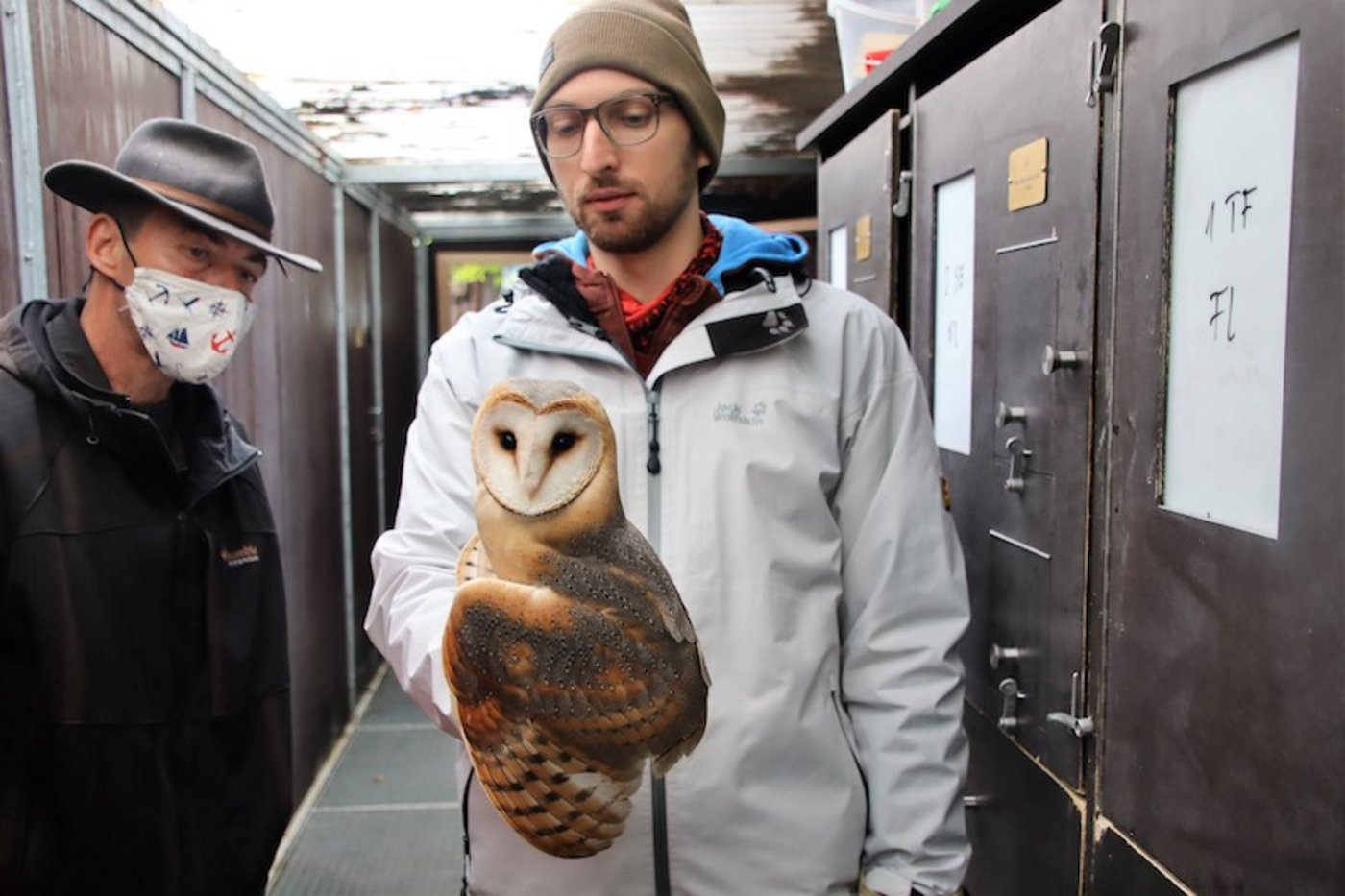 Tierpfleger Jan Kobza mit einer gesund gepflegten Schleiereule, welche noch am selben Tag wieder in die Freiheit entlassen wurde. (Bilder Roland Müller)
